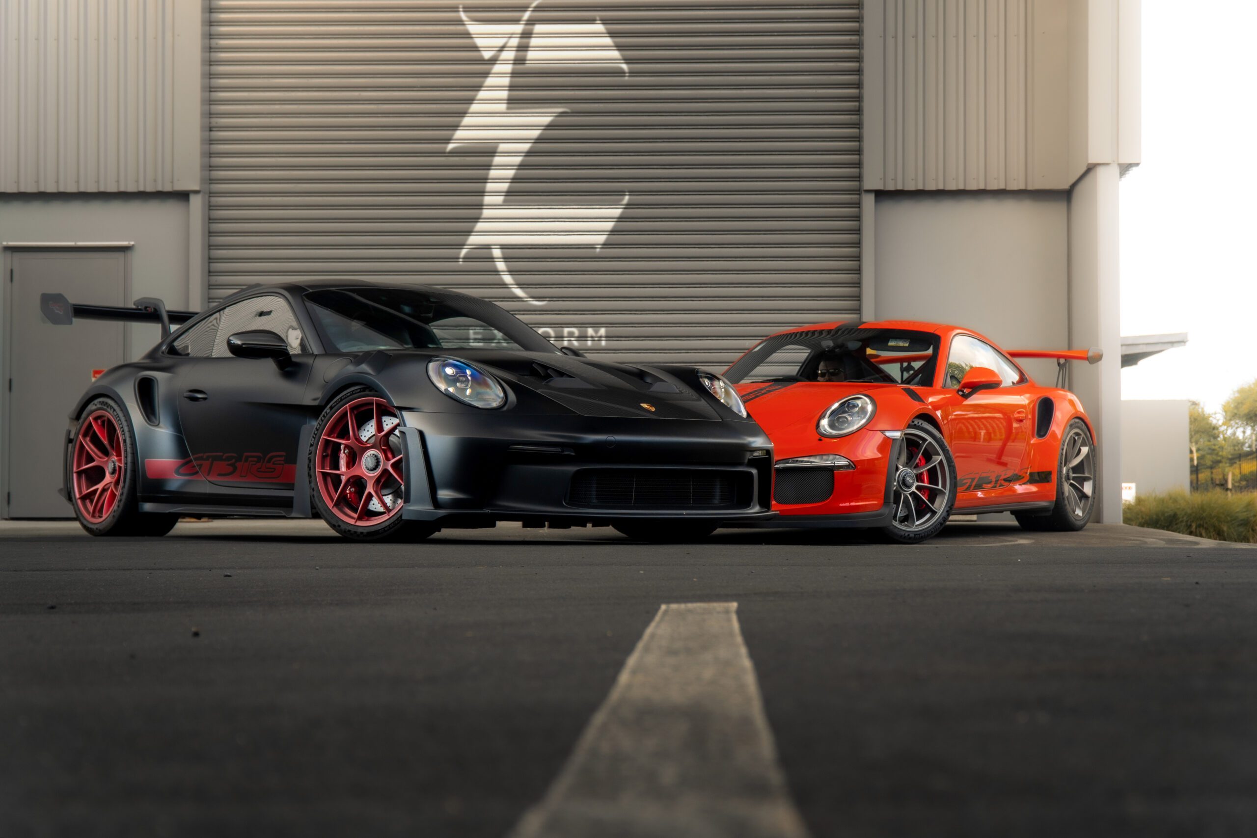 Porsche 911 GT2 RS y GT3 RS frente a la nave EXTORM